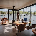 Hotel en barco Spacious Houseboat In *