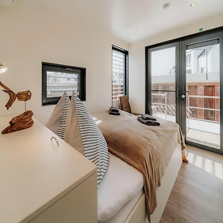 بوتيل Spacious Houseboat In