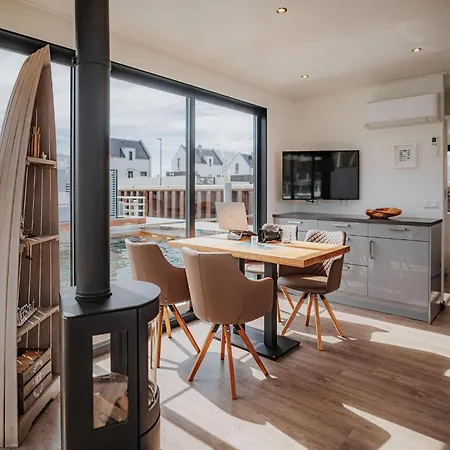 Spacious Houseboat In *