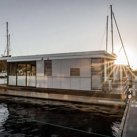 Spacious Houseboat In بوتيل *