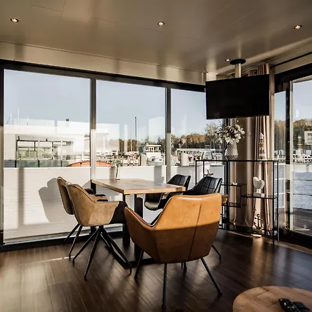 Spacious Houseboat In بوتيل *