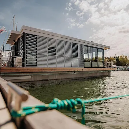 Spacious Houseboat In