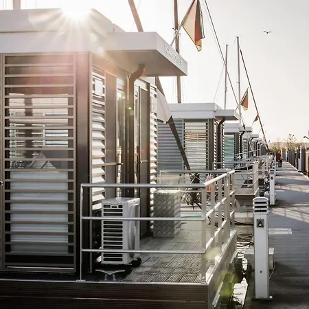 Spacious Houseboat In
