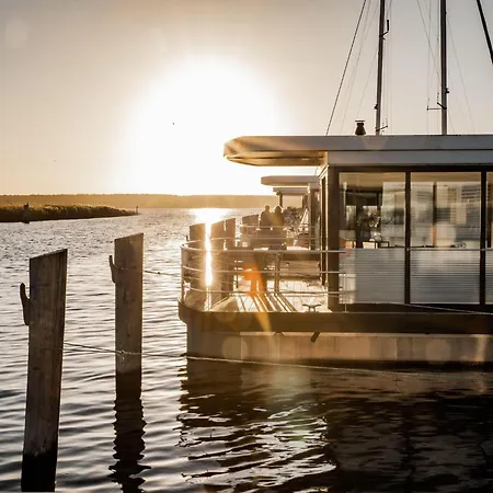 Spacious Houseboat In