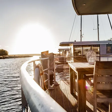 Spacious Houseboat In بوتيل *