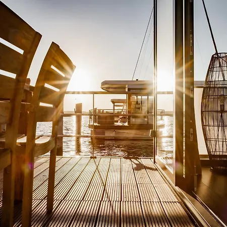 Spacious Houseboat In