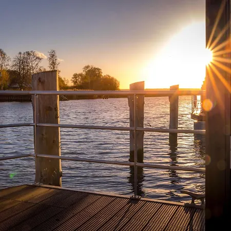 Spacious Houseboat In بوتيل