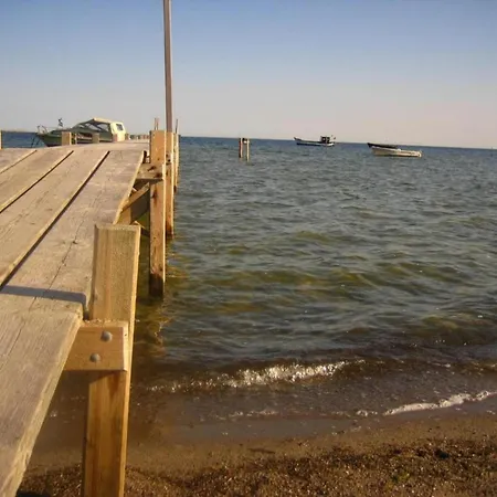 بوتيل Spacious Houseboat In