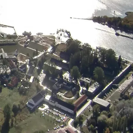 Spacious Houseboat In بيناموندا