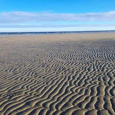 بوتيل Spacious Houseboat In