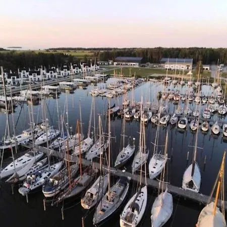 Spacious Houseboat In بوتيل