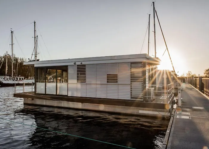 Spacious Houseboat In Botel *