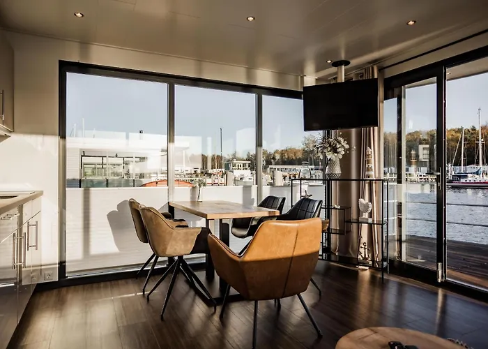 Spacious Houseboat In Botel *