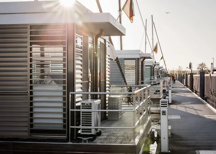 Spacious Houseboat In