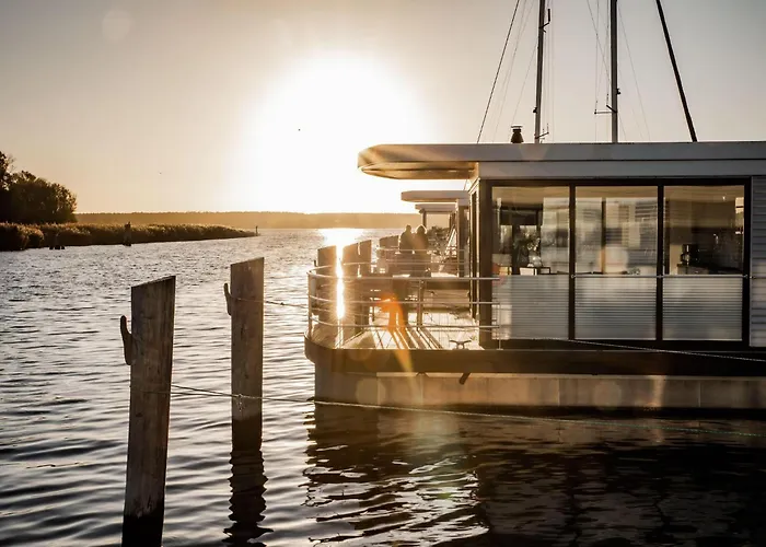 Spacious Houseboat In