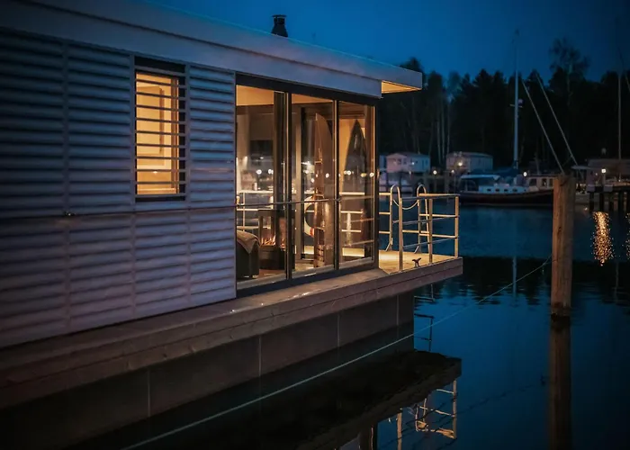 Spacious Houseboat In