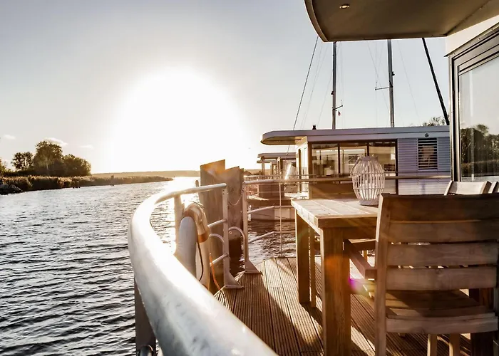 Spacious Houseboat In Botel *