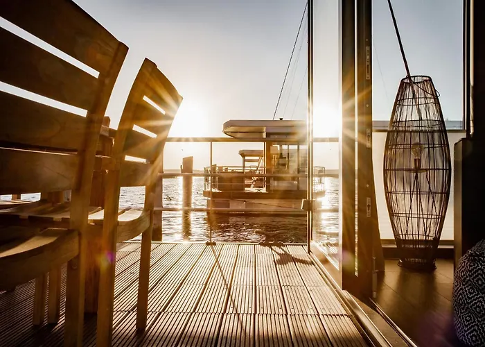 Spacious Houseboat In